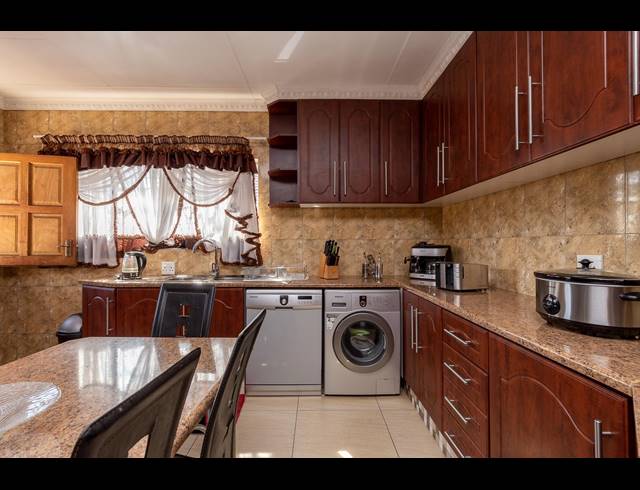 3 BEDROOM FREEHOLD SOLD IN ROSEACRE